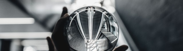 Transformationsmanagement dargestellt durch in Hand gehaltener Glaskugel