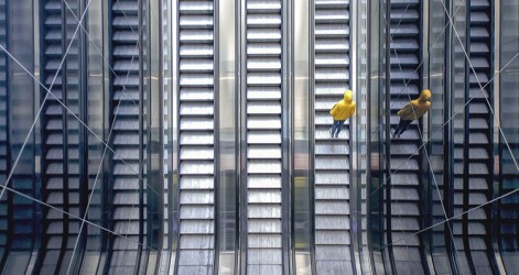 Veränderung der Unternehmenskultur dargestellt durch Mensch auf Rolltreppe
