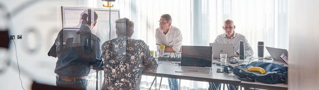 headquarter_people_15_1920x540