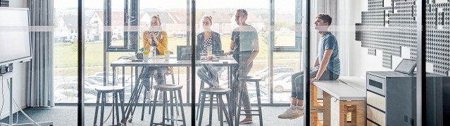 headquarter_people_20_1920x540