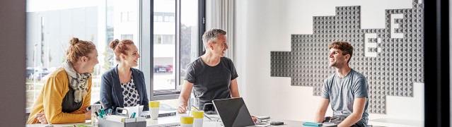 headquarter_people_21_1920x540