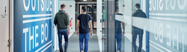 headquarter_people_3_1920x540