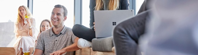 headquarter_people_4_1920x540