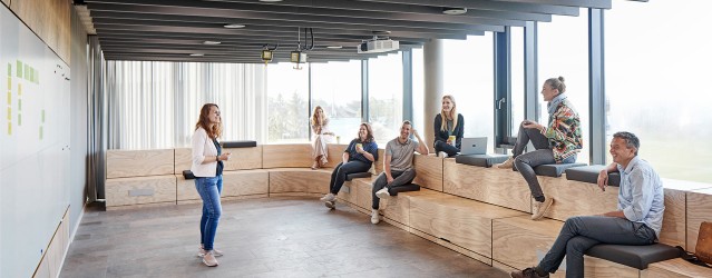 headquarter_people_10_1920x750