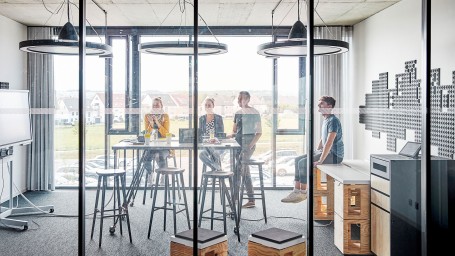 headquarter_people_20_1920x1080