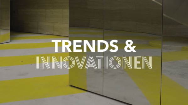 Boden mit gelben Streifen und Wände aus Spiegel mit der Aufschrift Trends & Innovationen 