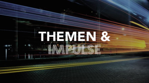 Straße in einer Stadt mit verschwommenen Autolichter mit der Aufschrift Themen & Impulse